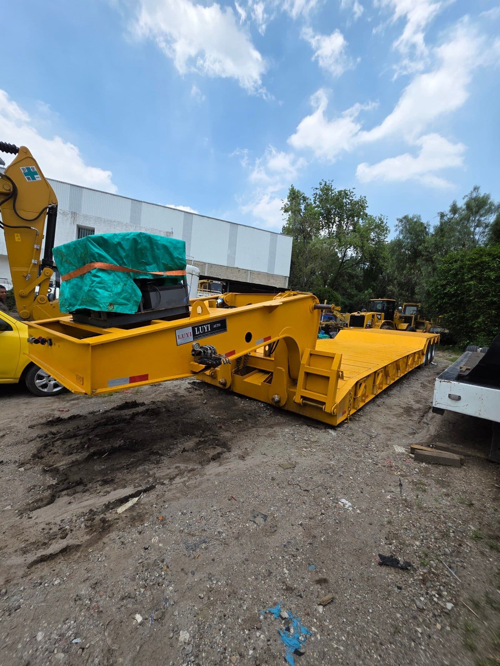 Remolque Lowboy 3 Ejes Cuello de Cisne Desmontable 80 ton. 14.5 mts. año 2025